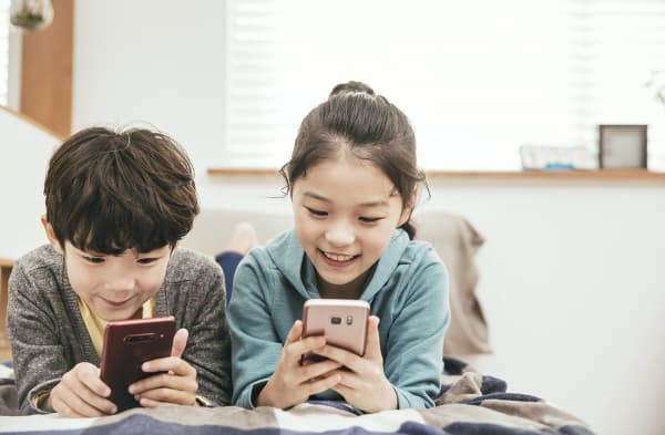자녀의 첫 휴대폰 투표 이미지
